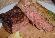 Hovězí steak na pepři s přelivem (omáčkou)
