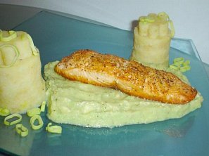 Smažený losos s avokádovým pyré