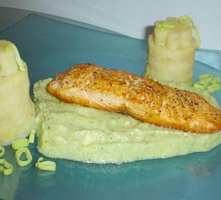 Smažený losos s avokádovým pyré