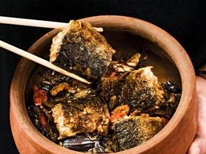 Karamelizovaná ryba v hliněné nádobě