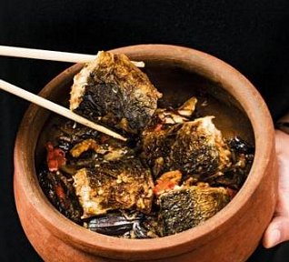 Karamelizovaná ryba v hliněné nádobě