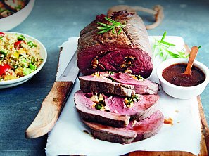 Jelení pečínka s ořechy a salát z quinoy