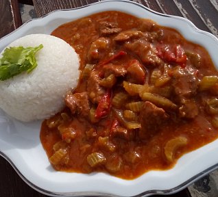 Paprikový guláš s řapíkatým celerem