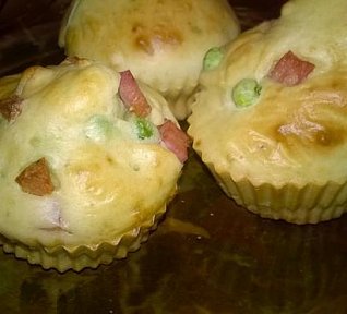 Muffin s hráškem, šunkou a sýrem Muffin s hráškem, šunkou a sýrem