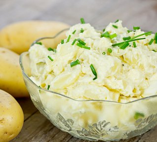 Vídeňský bramborový salát s kysanou smetanou Vídeňský bramborový salát s kysanou smetanou