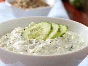 Okurkový salát se zakysankou