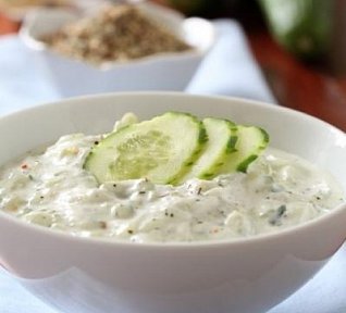 Okurkový salát se zakysankou