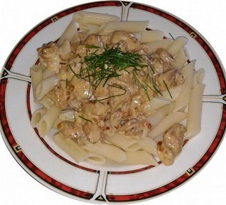 Těstoviny s pepřovo-smetanovou omáčkou a kuřecím masem