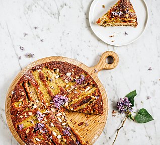 Mandlový koláč s rebarborou