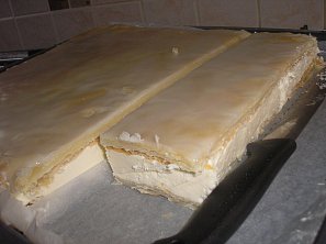 Pudinkové řezy z listového těsta s citronovou polevou Pudinkové řezy z listového těsta s citronovou polevou