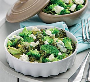 Zapečené brambory s brokolicí a modrým sýrem