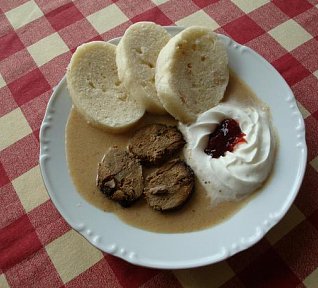 Srnčí maso na smetaně