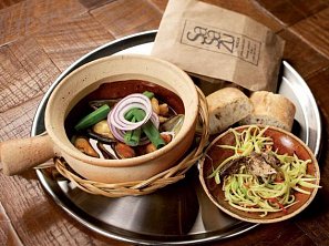 Sea ga curry (mušle a krevety s kari salátem a uzenou makrelou)