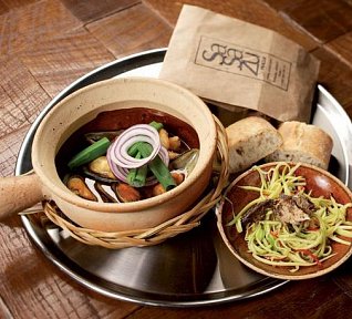 Sea ga curry (mušle a krevety s kari salátem a uzenou makrelou)