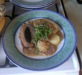 Vepřová pečeně se švestkovou nádivkou a jablečným pyré