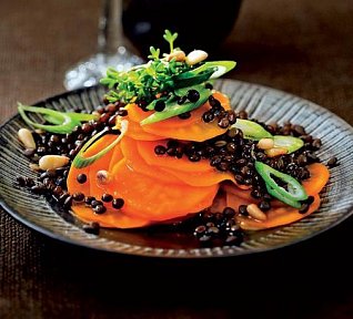 Teplý čočkový salát