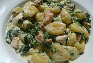 Gnochi s česnekem, špenátem a kuřecím masem