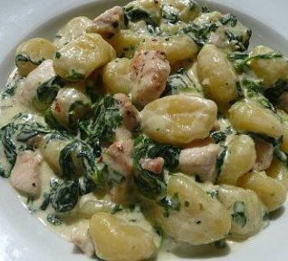 Gnochi s česnekem, špenátem a kuřecím masem