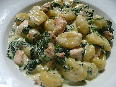 Gnocchi s česnekem, špenátem a kuřecím masem