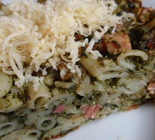 Těstoviny se špenátem a uzeným masem