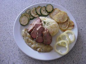 Grilovaná kýta s cuketovým zelím, šťouchaným bramborem a ozdobou Grilovaná kýta s cuketovým zelím, šťouchaným bramborem a ozdobou