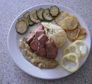 Grilovaná kýta s cuketovým zelím, šťouchaným bramborem a ozdobou