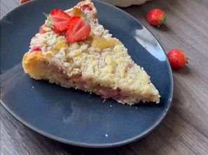 Koláč s rebarborou a jahodami