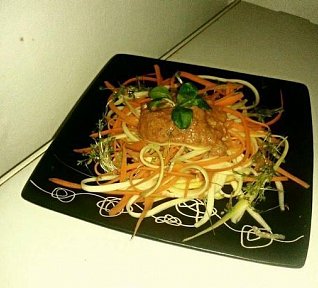 Cuketo-mrkvové špagety s rajčatovým dipem