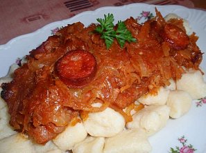 Řízky v klobásovém zelí