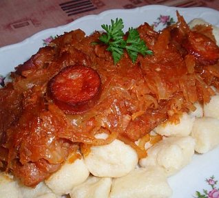 Řízky v klobásovém zelí