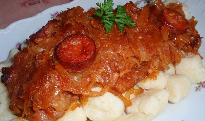 Řízky v klobásovém zelí