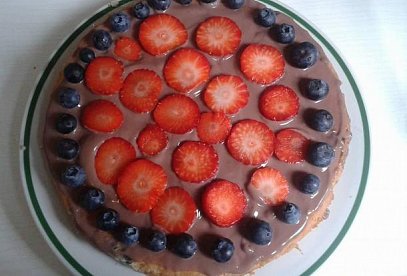 Borůvkový koláč s pudinkem a jahodami