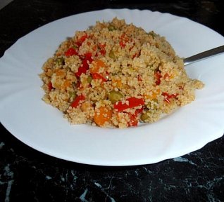 Kuskus se zeleninou na kari