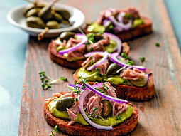 Topinky s guacamole a tuňákem