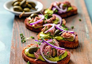 Topinky s guacamole a tuňákem
