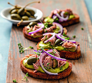 Topinky s guacamole a tuňákem