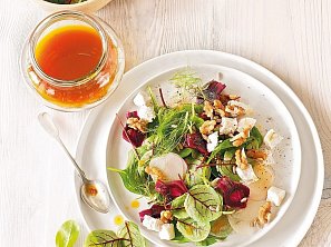 Salát se špenátem a kozím sýrem