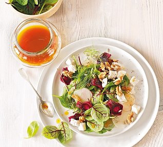 Salát se špenátem a kozím sýrem