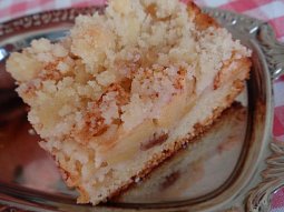Jablečný (hruškový) šlehačkový koláč s drobenkou