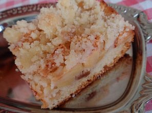 Jablečný (hruškový) šlehačkový koláč s drobenkou Jablečný (hruškový) šlehačkový koláč s drobenkou