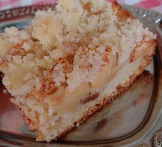 Jablečný (hruškový) šlehačkový koláč s drobenkou