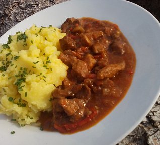 Pikantní dušená plec v cibuli z papiňáku