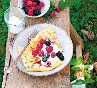Palačinky s krémem a lesním ovocem
