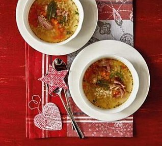 Polévka s uzenými žebry a kroupami