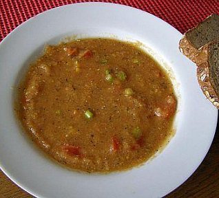 Jednoduchá hrachová polévka s rajčaty