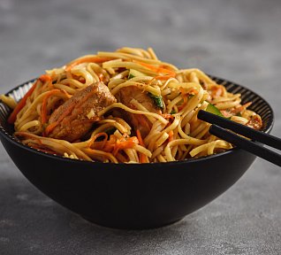 Thajské kuře s vaječnými nudlemi