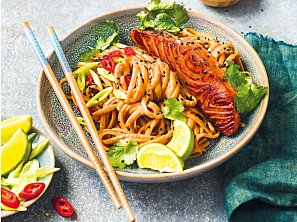 Těstoviny s lososem a arašídovou omáčkou