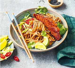 Těstoviny s lososem a arašídovou omáčkou