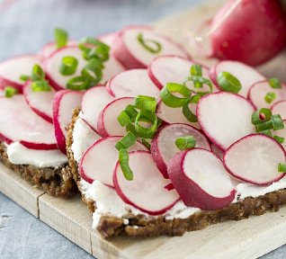 Toasty se sýrovo-ředkvičkovou pomazánkou