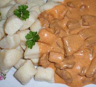 Masové kostky (nudličky) v paprikovo-smetanové omáčce "Paprikáš"